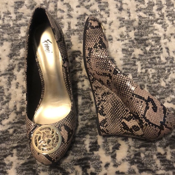 Fioni, Size 7.5, Snakeskin Wedges - Picture 2 of 5